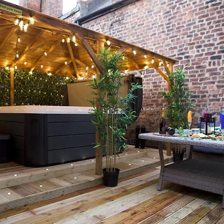 Romance On The Rows - Hot Tub City Centre Chester Exterior photo