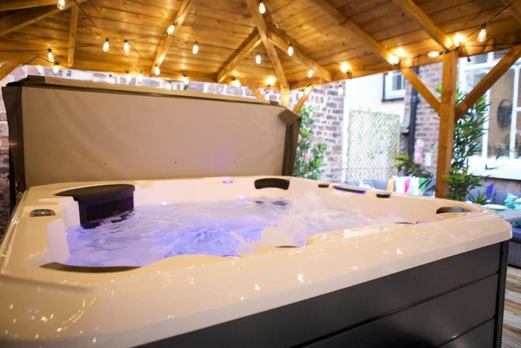 Apartment Romance On The Rows - Hot Tub Centre